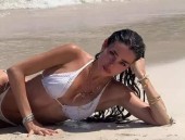 西班牙超模Lola比基尼侧卧沙滩窈窕身姿性感撩人！，美女泳装图片大全开衩